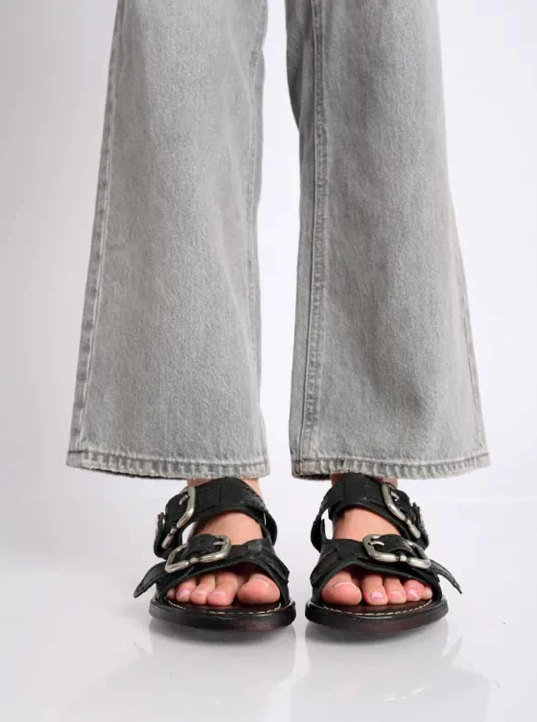 כפכפים שטוחים_0000_Layer 90 GOLDYOU flat flip-flops BLACK - Image 1