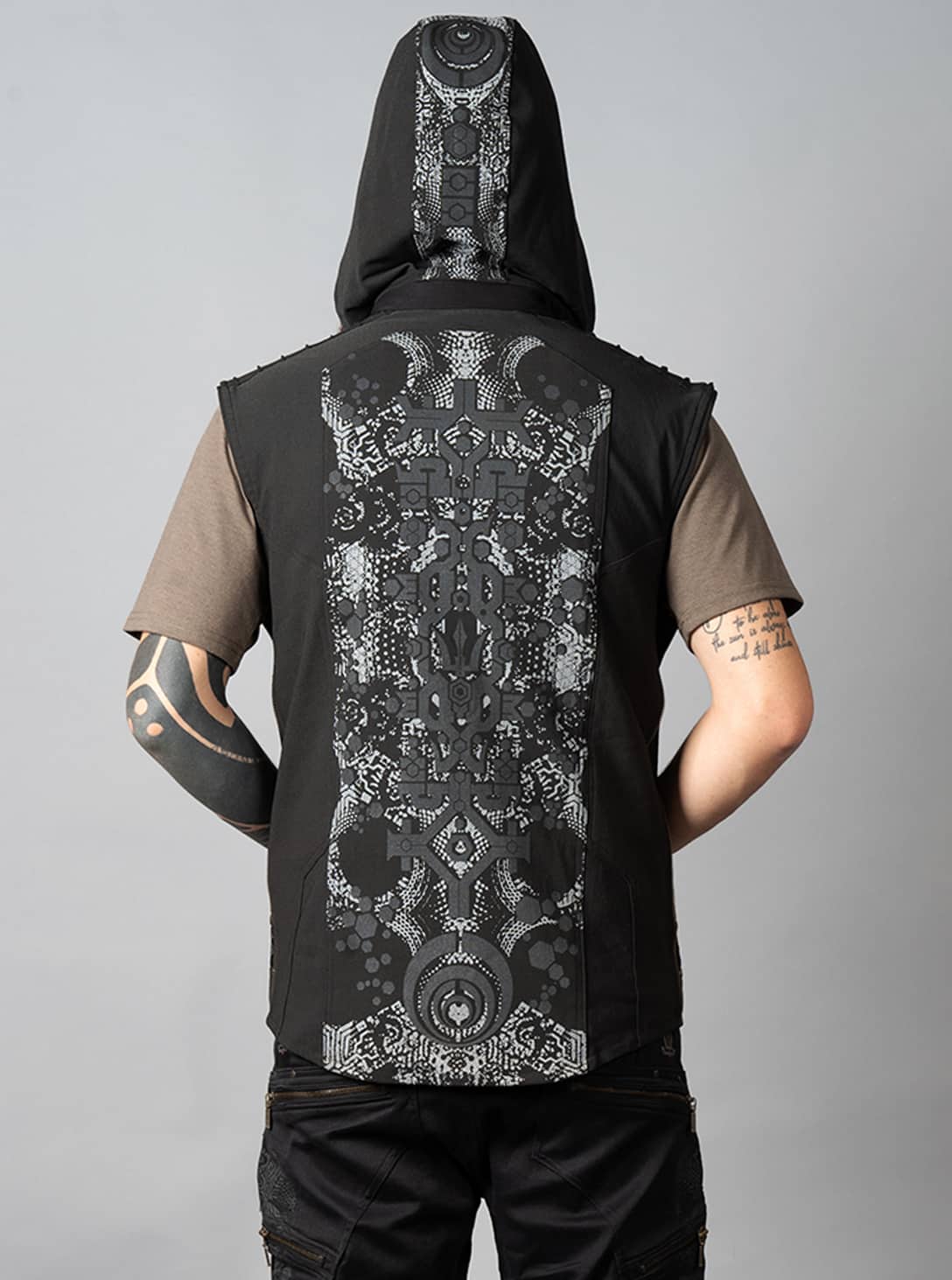 Vest Totem BLACK SILVER_0000_Group 87.jpg Vest Fraktal Totem BLACK - Image 1